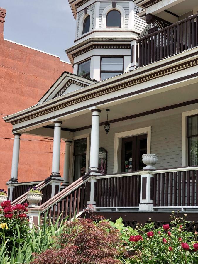 Bed & Breakfast Mahogany Manor