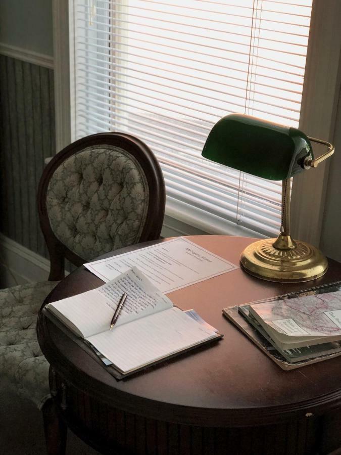 Mahogany Manor 3*